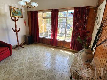 Venta de Casa 3 ambientes con jardín, cochera y patio con quincho en Wilde