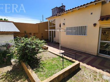 Venta de Casa 3 ambientes con jardín, cochera y patio con quincho en Wilde