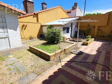 Venta de Casa 3 ambientes con jardín, cochera y patio con quincho en Wilde