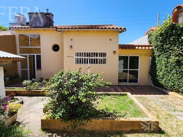 Venta de Casa 3 ambientes con jardín, cochera y patio con quincho en Wilde