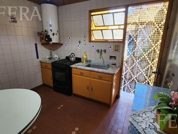 Venta de Casa 3 ambientes con jardín, cochera y patio con quincho en Wilde
