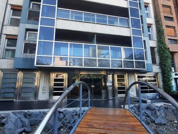 Venta piso categoria Av. Lugones metros plaza españa balcon sum amenities cochera