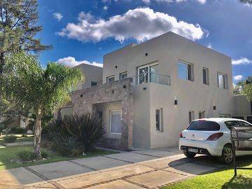 Magnífica casa en Campos de Alvarez Moreno