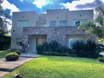 Magnífica casa en Campos de Alvarez Moreno