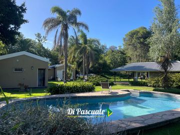 VENTA APTO CREDITO HIPOTECARIO Casa Quinta con 3 Dormitorios, Parque, Pileta y Quincho - La Reja