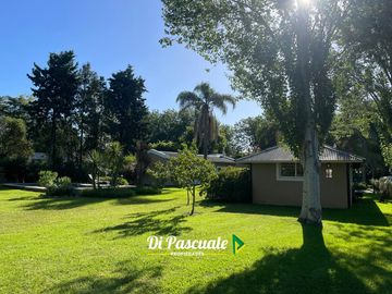 VENTA APTO CREDITO HIPOTECARIO Casa Quinta con 3 Dormitorios, Parque, Pileta y Quincho - La Reja