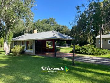 VENTA APTO CREDITO HIPOTECARIO Casa Quinta con 3 Dormitorios, Parque, Pileta y Quincho - La Reja