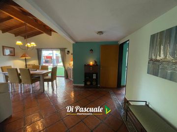 VENTA APTO CREDITO HIPOTECARIO Casa Quinta con 3 Dormitorios, Parque, Pileta y Quincho - La Reja
