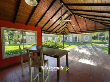VENTA APTO CREDITO HIPOTECARIO Casa Quinta con 3 Dormitorios, Parque, Pileta y Quincho - La Reja
