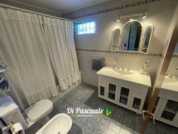 VENTA APTO CREDITO HIPOTECARIO Casa Quinta con 3 Dormitorios, Parque, Pileta y Quincho - La Reja
