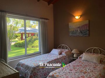 VENTA APTO CREDITO HIPOTECARIO Casa Quinta con 3 Dormitorios, Parque, Pileta y Quincho - La Reja