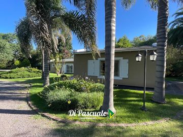 VENTA APTO CREDITO HIPOTECARIO Casa Quinta con 3 Dormitorios, Parque, Pileta y Quincho - La Reja