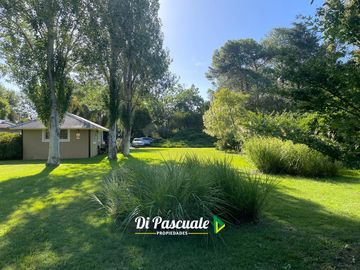 VENTA APTO CREDITO HIPOTECARIO Casa Quinta con 3 Dormitorios, Parque, Pileta y Quincho - La Reja