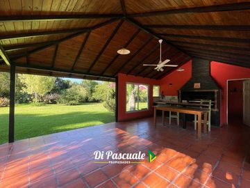 VENTA APTO CREDITO HIPOTECARIO Casa Quinta con 3 Dormitorios, Parque, Pileta y Quincho - La Reja