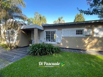 VENTA APTO CREDITO HIPOTECARIO Casa Quinta con 3 Dormitorios, Parque, Pileta y Quincho - La Reja