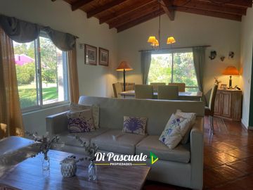 VENTA APTO CREDITO HIPOTECARIO Casa Quinta con 3 Dormitorios, Parque, Pileta y Quincho - La Reja