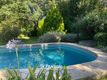 VENTA APTO CREDITO HIPOTECARIO Casa Quinta con 3 Dormitorios, Parque, Pileta y Quincho - La Reja