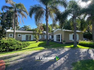 VENTA APTO CREDITO HIPOTECARIO Casa Quinta con 3 Dormitorios, Parque, Pileta y Quincho - La Reja
