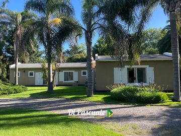 VENTA APTO CREDITO HIPOTECARIO Casa Quinta con 3 Dormitorios, Parque, Pileta y Quincho - La Reja