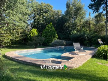 VENTA APTO CREDITO HIPOTECARIO Casa Quinta con 3 Dormitorios, Parque, Pileta y Quincho - La Reja