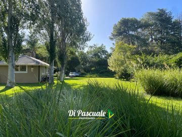 VENTA APTO CREDITO HIPOTECARIO Casa Quinta con 3 Dormitorios, Parque, Pileta y Quincho - La Reja