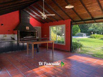 VENTA APTO CREDITO HIPOTECARIO Casa Quinta con 3 Dormitorios, Parque, Pileta y Quincho - La Reja