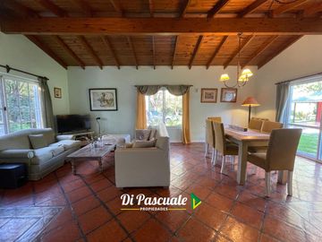 VENTA APTO CREDITO HIPOTECARIO Casa Quinta con 3 Dormitorios, Parque, Pileta y Quincho - La Reja