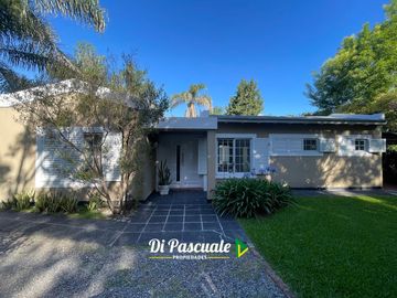 VENTA APTO CREDITO HIPOTECARIO Casa Quinta con 3 Dormitorios, Parque, Pileta y Quincho - La Reja