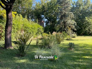 VENTA APTO CREDITO HIPOTECARIO Casa Quinta con 3 Dormitorios, Parque, Pileta y Quincho - La Reja