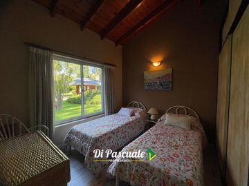 VENTA APTO CREDITO HIPOTECARIO Casa Quinta con 3 Dormitorios, Parque, Pileta y Quincho - La Reja