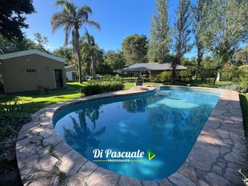 VENTA APTO CREDITO HIPOTECARIO Casa Quinta con 3 Dormitorios, Parque, Pileta y Quincho - La Reja