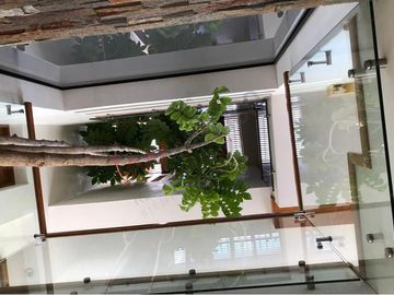 Venta Casa de 4 niveles en colonia Balcones Coloniales con jardín y roof garden