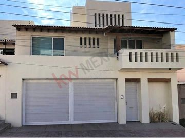 Venta Casa de 4 niveles en colonia Balcones Coloniales con jardín y roof garden
