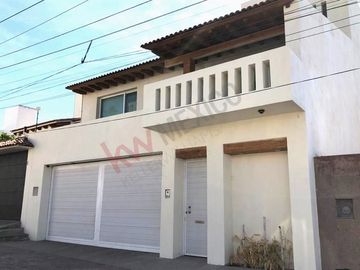 Venta Casa de 4 niveles en colonia Balcones Coloniales con jardín y roof garden
