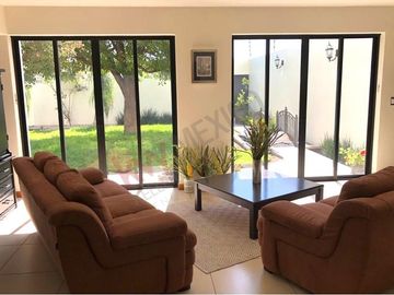 Venta Casa de 4 niveles en colonia Balcones Coloniales con jardín y roof garden