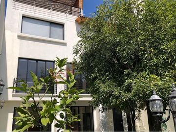 Venta Casa de 4 niveles en colonia Balcones Coloniales con jardín y roof garden
