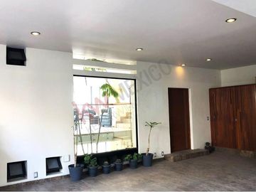 Venta Casa de 4 niveles en colonia Balcones Coloniales con jardín y roof garden