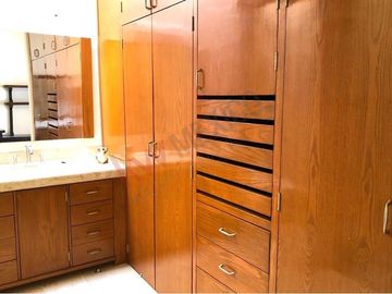 Venta Casa de 4 niveles en colonia Balcones Coloniales con jardín y roof garden