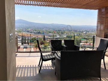 Venta Casa de 4 niveles en colonia Balcones Coloniales con jardín y roof garden