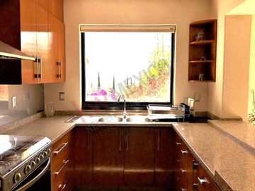 Venta Casa de 4 niveles en colonia Balcones Coloniales con jardín y roof garden