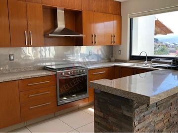 Venta Casa de 4 niveles en colonia Balcones Coloniales con jardín y roof garden