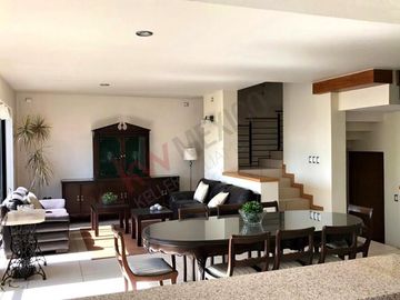 Venta Casa de 4 niveles en colonia Balcones Coloniales con jardín y roof garden