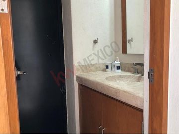Venta Casa de 4 niveles en colonia Balcones Coloniales con jardín y roof garden