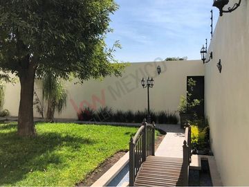 Venta Casa de 4 niveles en colonia Balcones Coloniales con jardín y roof garden