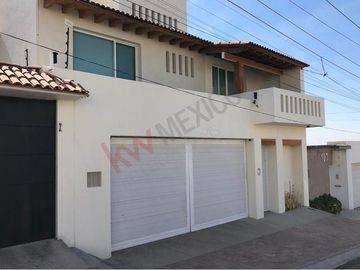 Venta Casa de 4 niveles en colonia Balcones Coloniales con jardín y roof garden