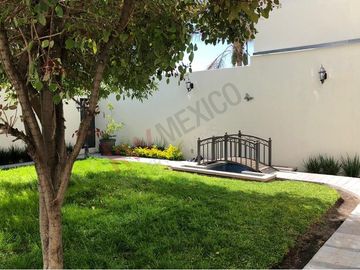 Venta Casa de 4 niveles en colonia Balcones Coloniales con jardín y roof garden