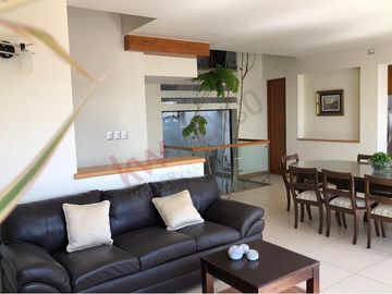 Venta Casa de 4 niveles en colonia Balcones Coloniales con jardín y roof garden