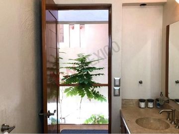 Venta Casa de 4 niveles en colonia Balcones Coloniales con jardín y roof garden