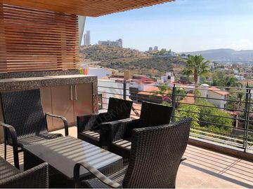 Venta Casa de 4 niveles en colonia Balcones Coloniales con jardín y roof garden