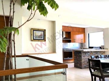 Venta Casa de 4 niveles en colonia Balcones Coloniales con jardín y roof garden